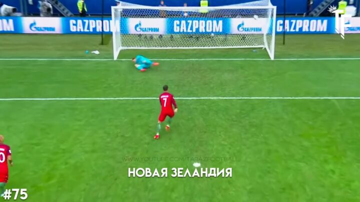 Роналду на поле забивает гол